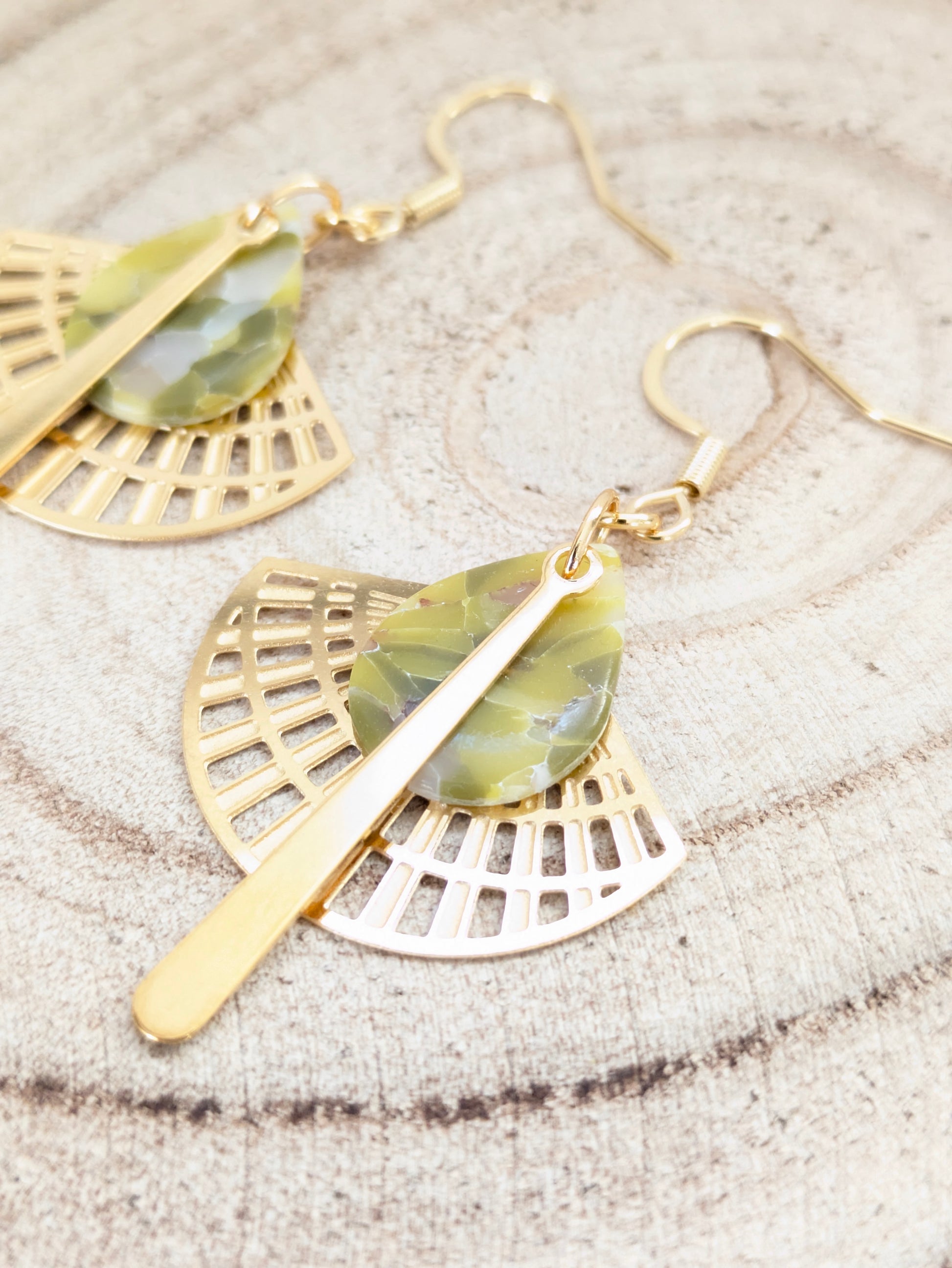 Boucles d'oreilles dorées imitation "Marbre vert"