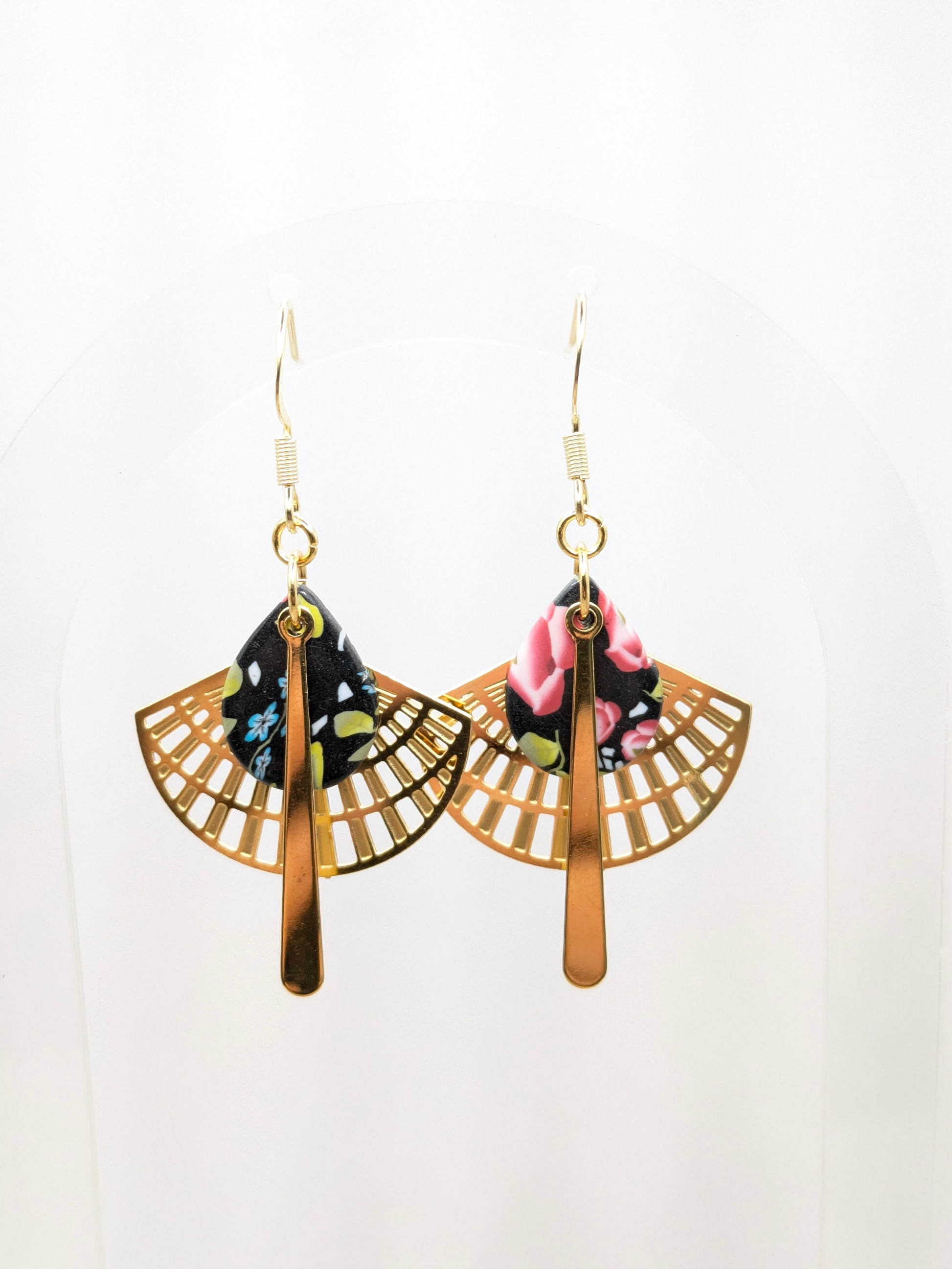 Boucles d'oreilles fleurie sur fond noir "rose"