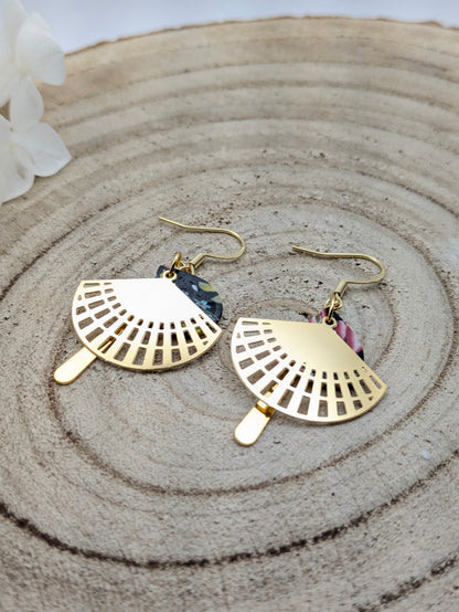 Boucles d'oreilles fleurie sur fond noir "rose"