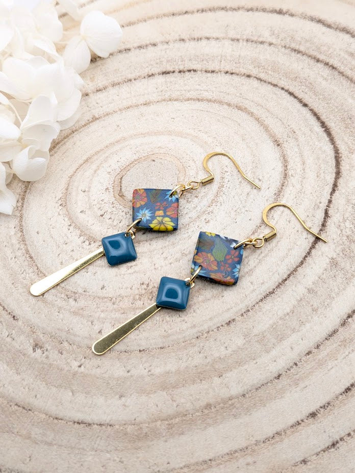 Boucles d'oreilles fleuries sur fond bleu foncé