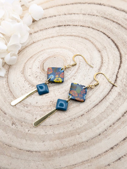 Boucles d'oreilles fleuries sur fond bleu foncé