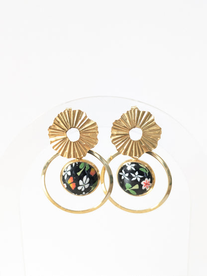 Boucles d'oreilles fleuries sur fond noir