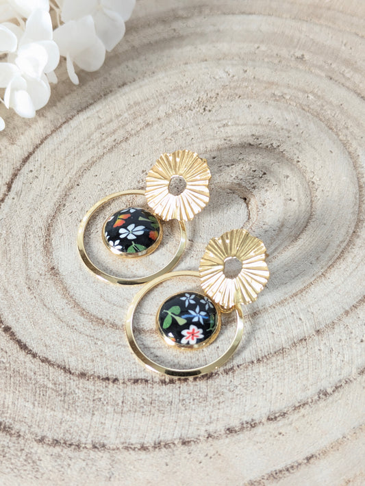 Boucles d'oreilles fleuries sur fond noir