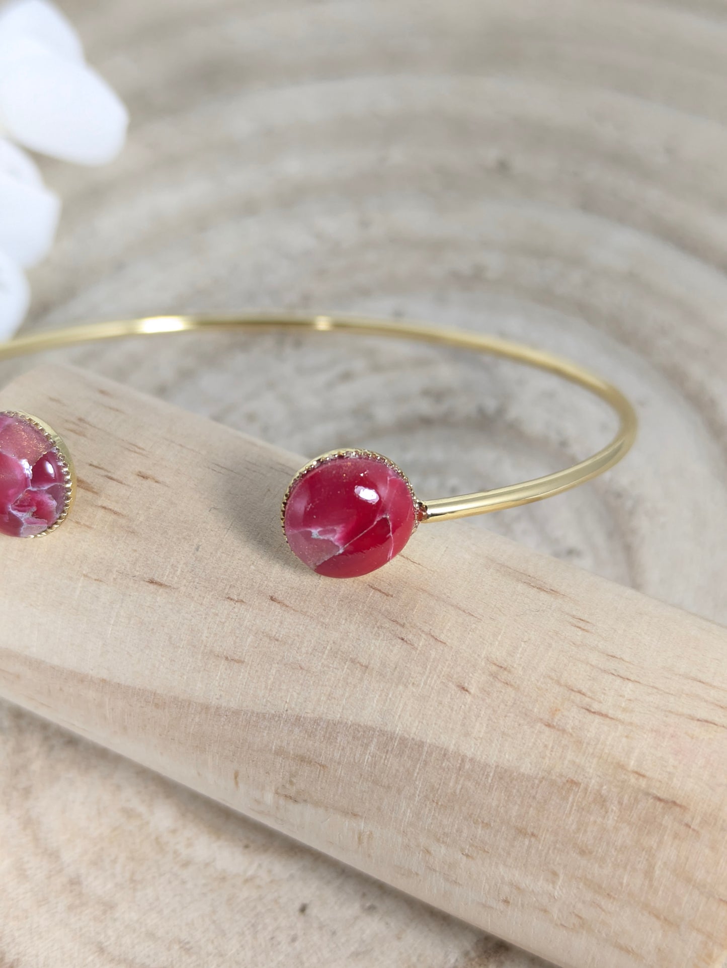 Bracelet jonc doré imitation "marbre rouge"