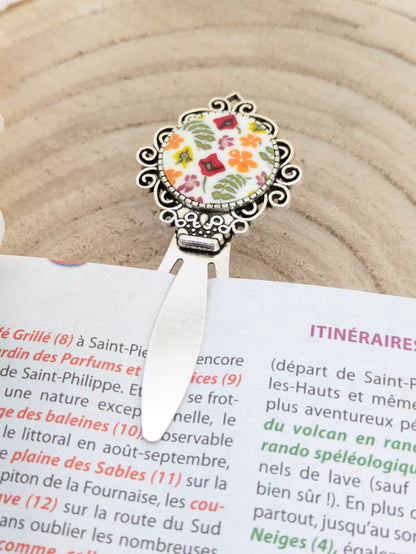 Marque-page fleuri sur fond blanc
