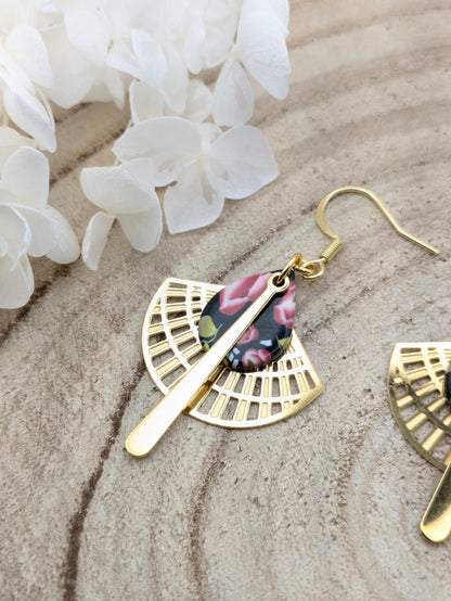 Boucles d'oreilles fleuries sur fond noir "rose"
