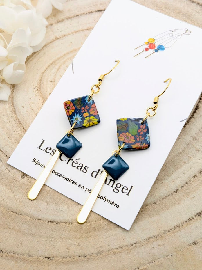 Boucles d'oreilles fleuries sur fond bleu foncé