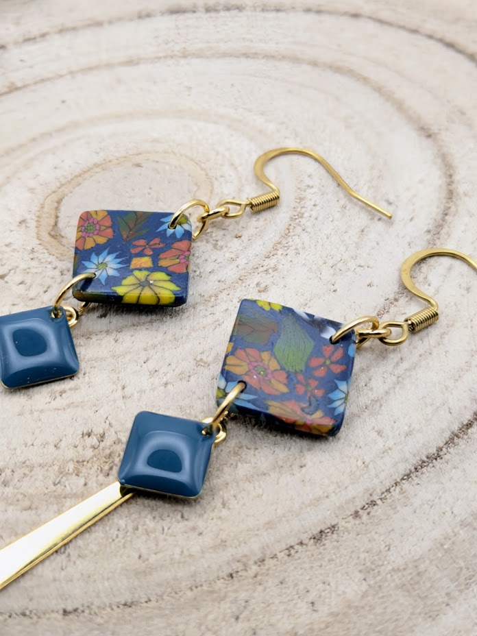 Boucles d'oreilles fleuries sur fond bleu foncé