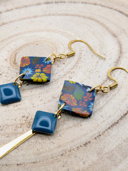 Boucles d'oreilles fleuries sur fond bleu foncé