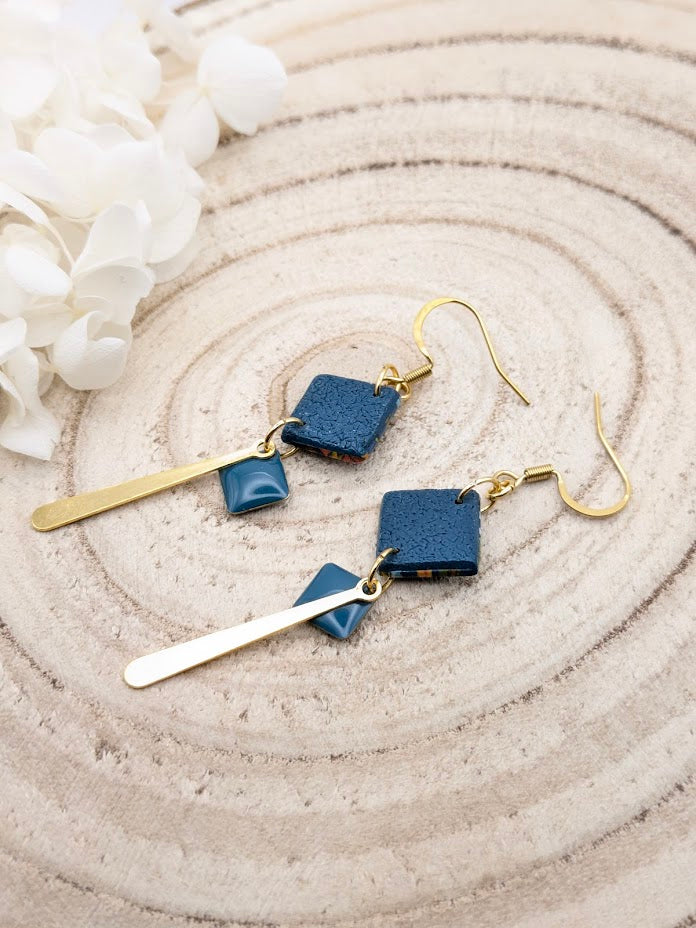 Boucles d'oreilles fleuries sur fond bleu foncé