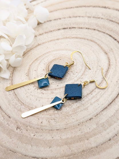 Boucles d'oreilles fleuries sur fond bleu foncé