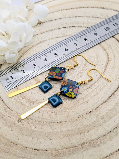 Boucles d'oreilles fleuries sur fond bleu foncé