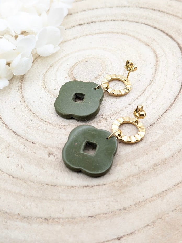 Vue arrière des boucles d'oreilles Saint Patrick avec crochets en acier inoxydable doré