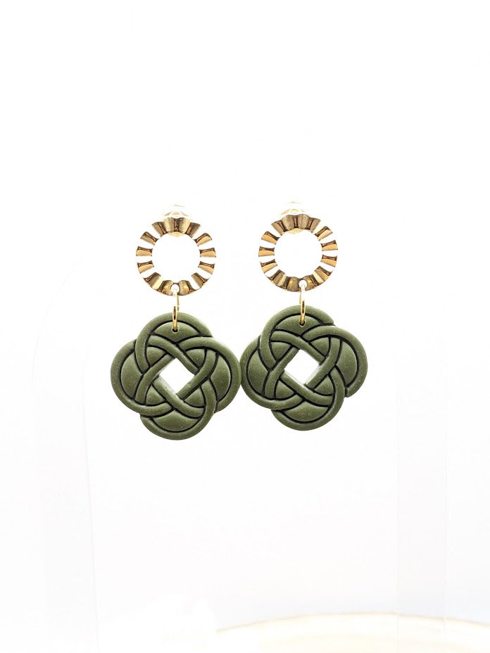 Boucles d'oreilles Saint Patrick légères et hypoallergéniques portées