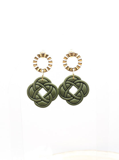 Boucles d'oreilles Saint Patrick légères et hypoallergéniques portées