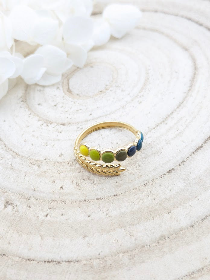 Bague feuillage dorée multicolore jaune et bleu en pâte polymère - détail cabochons
