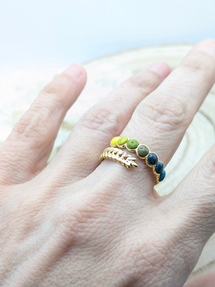 Bague feuillage dorée multicolore jaune et bleu en pâte polymère - portée au doigt