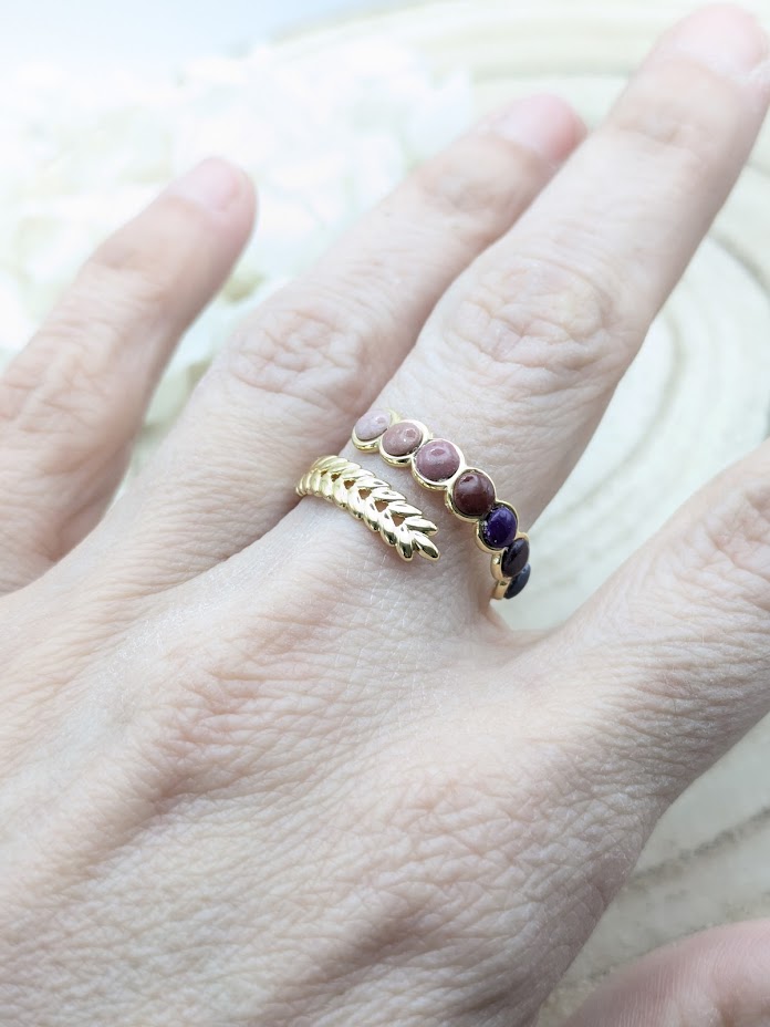 Bague feuillage multicolore rose et violet en pâte polymère - portée au doigt