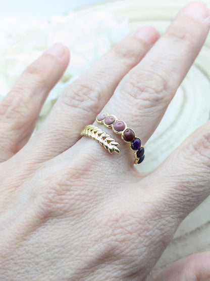 Bague feuillage multicolore rose et violet en pâte polymère - portée au doigt