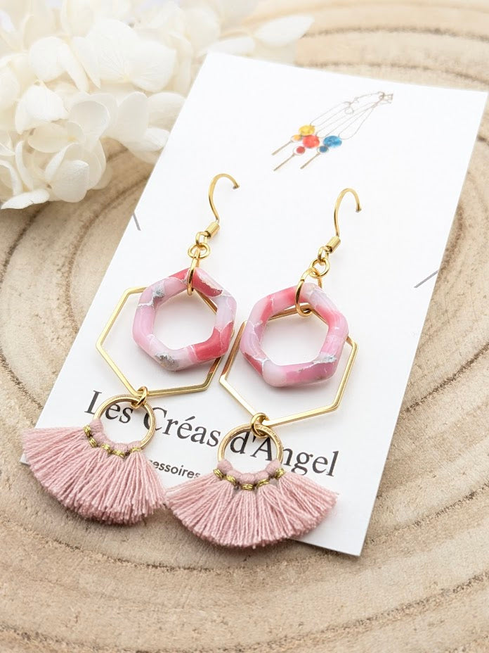 Boucles d'oreilles marbrées rose en pâte polymère - vue de profil, longueur totale 65mm