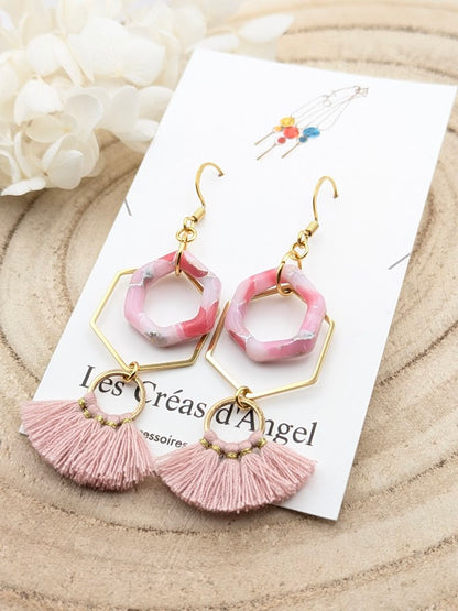 Boucles d'oreilles marbrées rose en pâte polymère - vue de profil, longueur totale 65mm