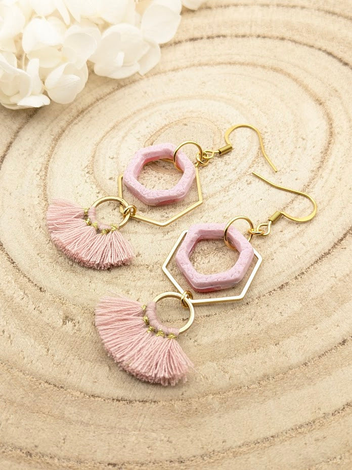 Boucles d'oreilles géométriques marbrées rose en pâte polymère - détail de la perle 15mm