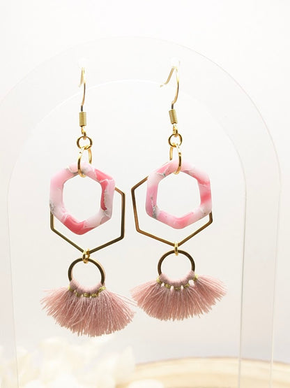 Boucles d'oreilles géométriques marbrées rose en pâte polymère - détail de la perle 15mm