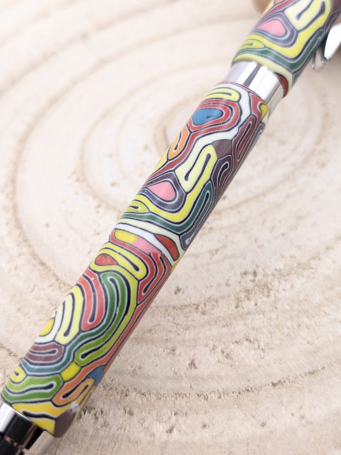 Détail du motif multicolore en pâte polymère – stylo bille artisanal fait main