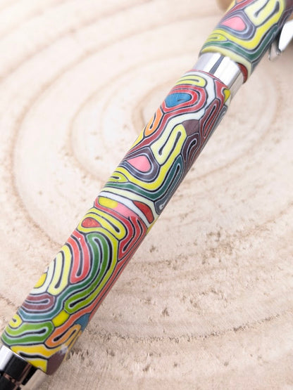 Détail du motif multicolore en pâte polymère – stylo bille artisanal fait main