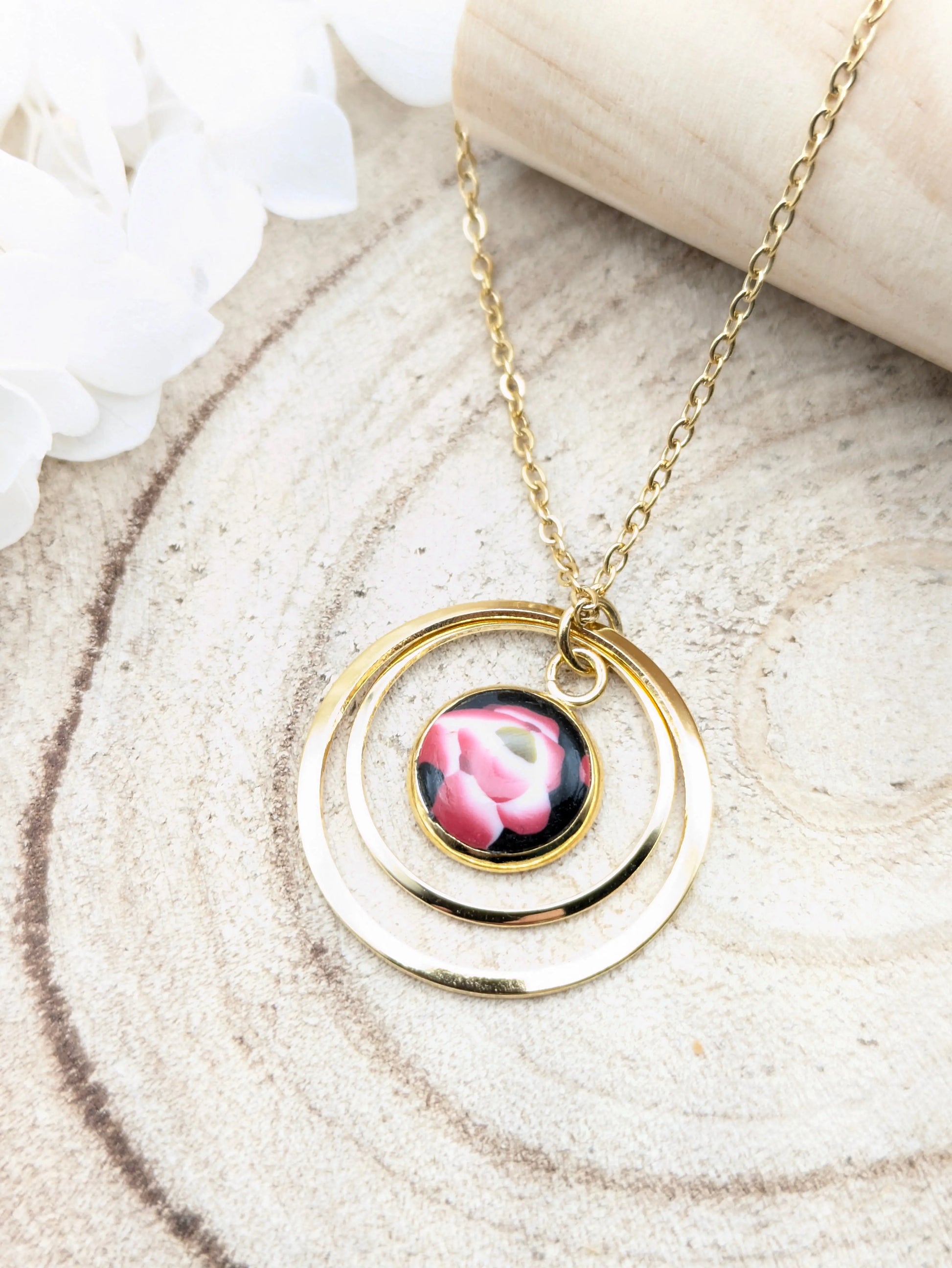 Pendentif fleurie "Rose" sur fond noir