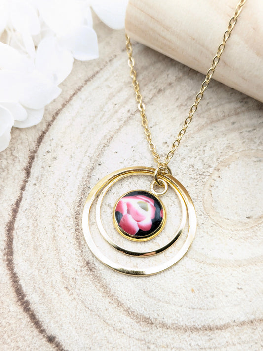 Pendentif fleurie "Rose" sur fond noir