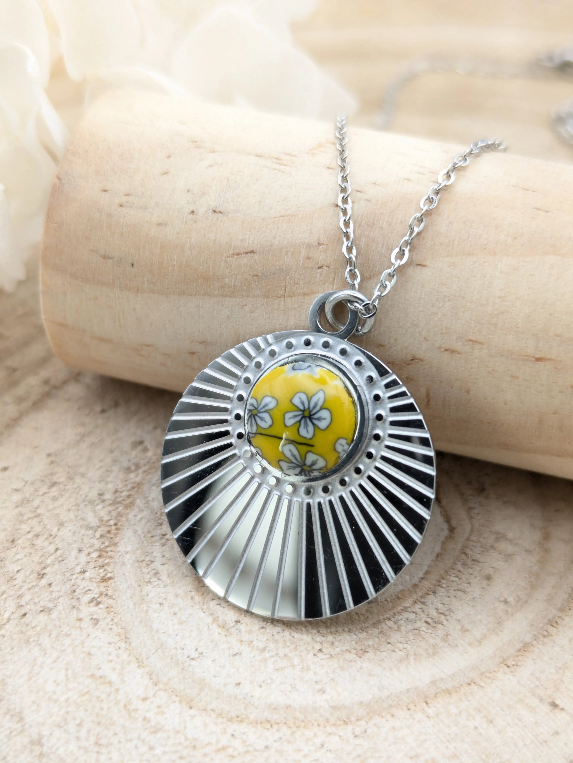 Pendentif jaune en pâte polymère " Pâquerette" Les Créas d'Angel