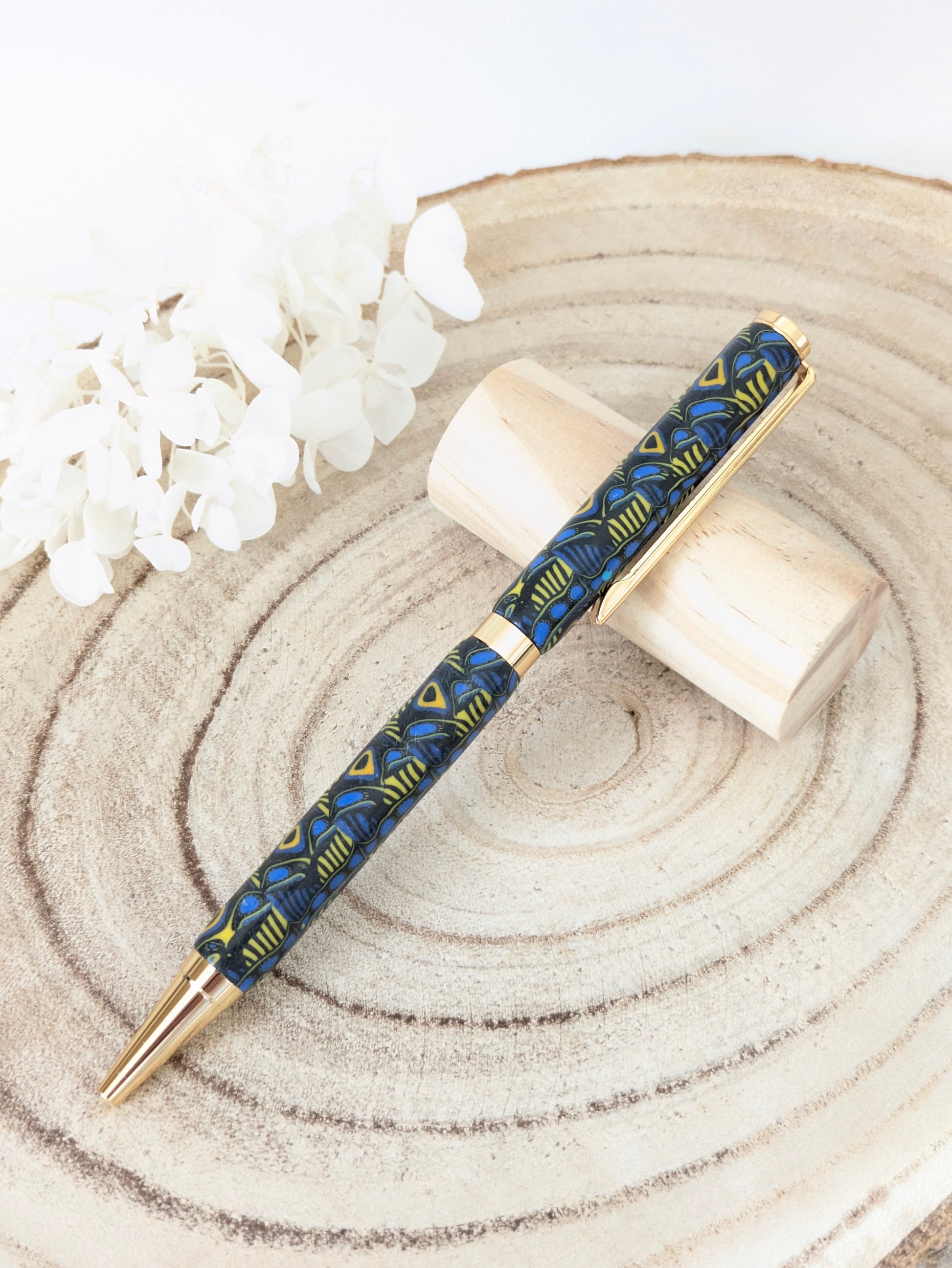 Stylo bille bleu foncé et jaune